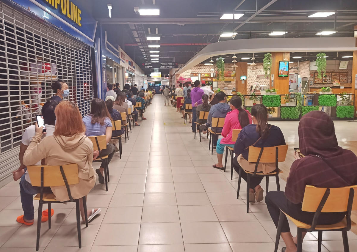 Người dân xếp hàng dài tại một siêu thị trên đường Nguyễn Văn Lượng (P.10, Q.Gò Vấp) lúc 13h15 ngày 14/7. Tuy nhiên nhiều người cho biết được ngồi đợi đã là may mắn hơn rất nhiều người. Ảnh: Cao An Biên.