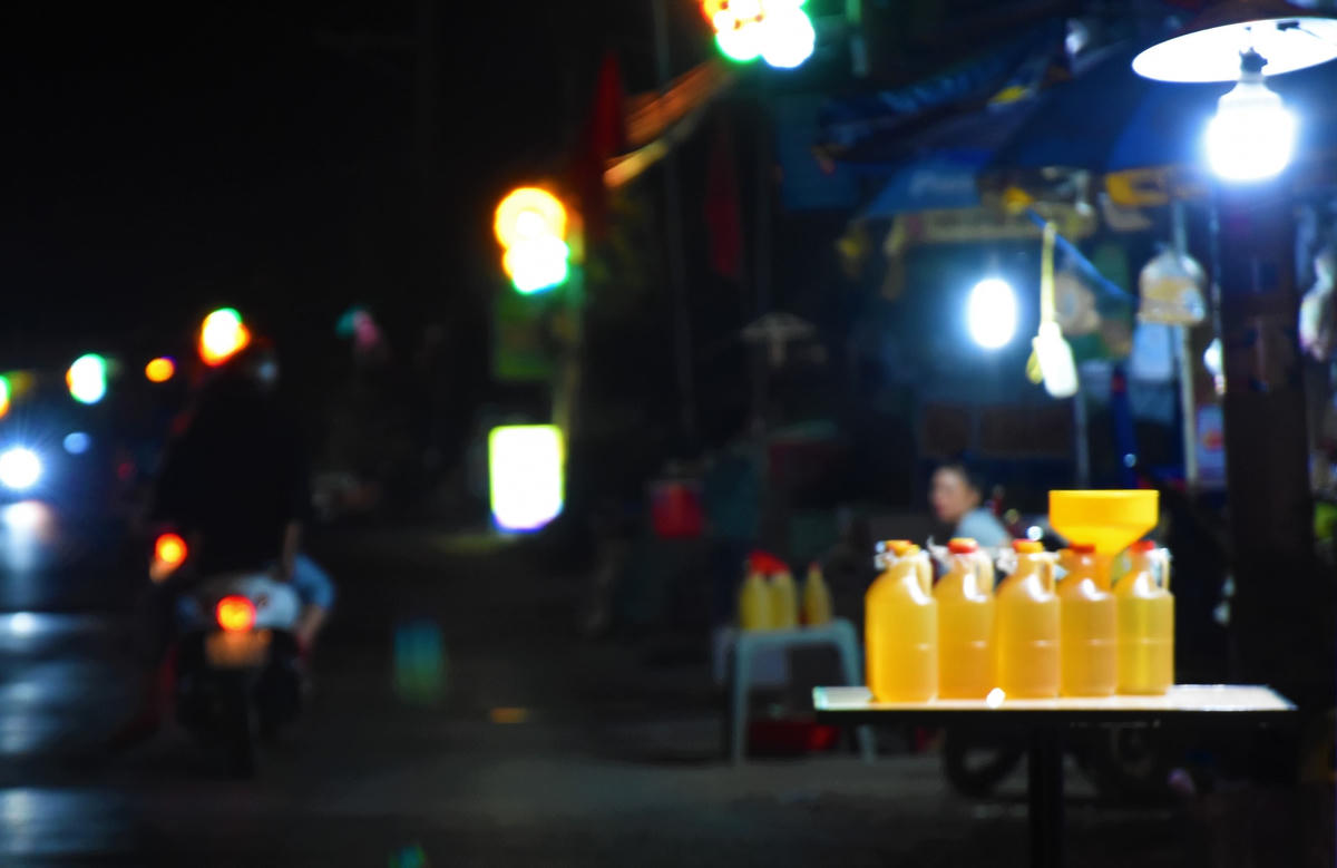 Các điểm bán xăng tự phát mọc ven Quốc lộ 91C vừa không đảm bảo phòng, cháy chữa cháy và không rõ nguồn gốc xuất xứ, cũng như chất lượng.