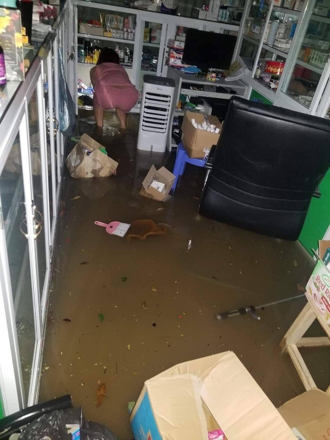 Nước lũ và bùn tràn vào nhà dân tại TP Lào Cai