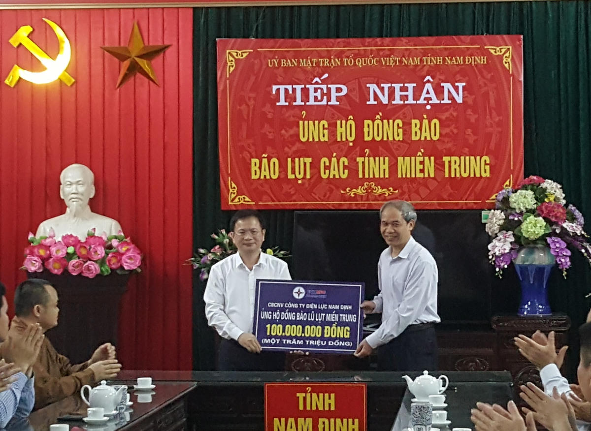 Ông Đoàn Văn Hùng, Chủ tịch Ủy ban MTTQ tỉnh Nam Định (bên phải) tiếp nhận ủng hộ của cán bộ, công nhân viên Công ty Điện lực Nam Định.