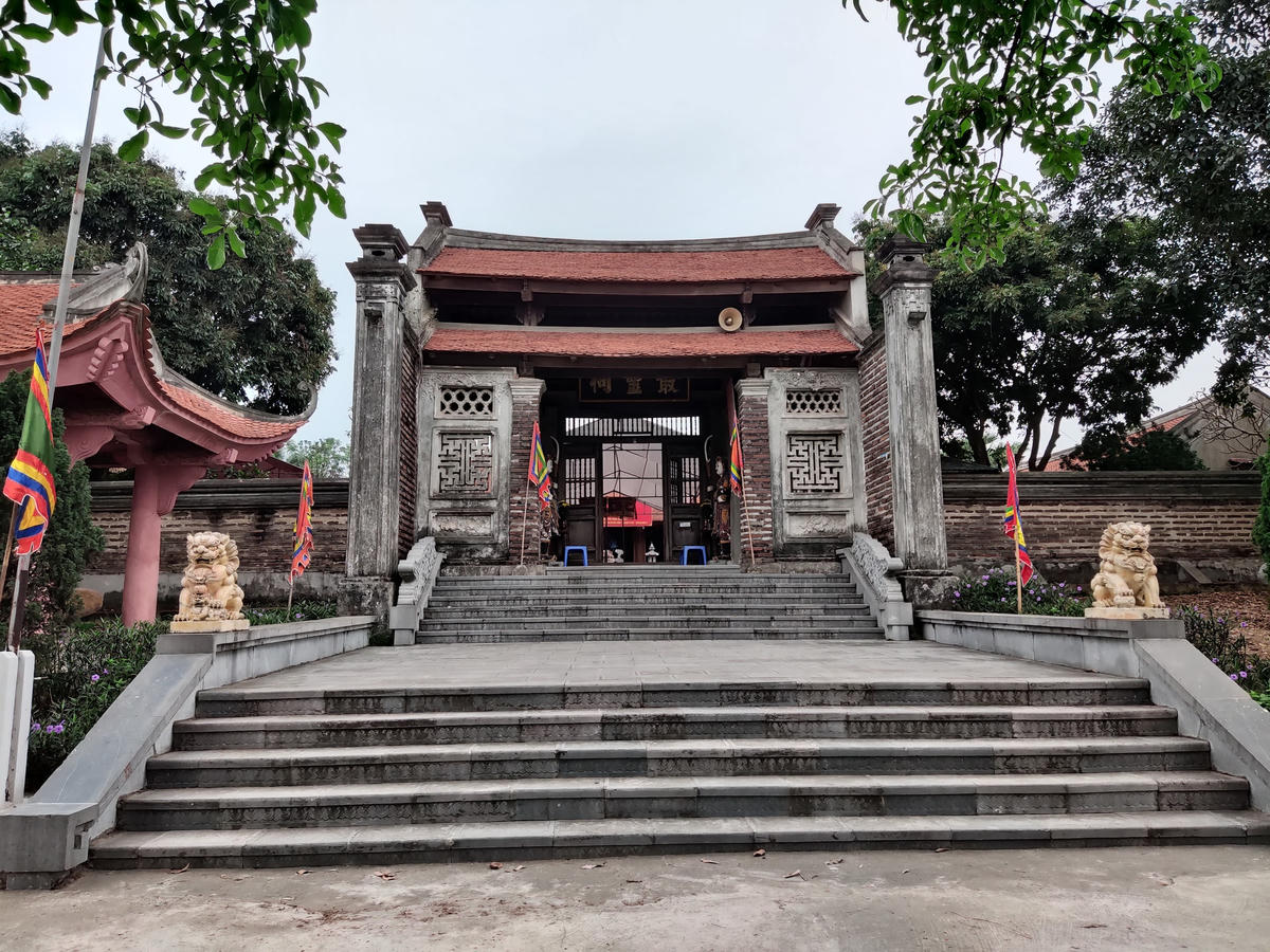 Cổng đền thờ Tả tướng quốc Trần Nguyên Hãn