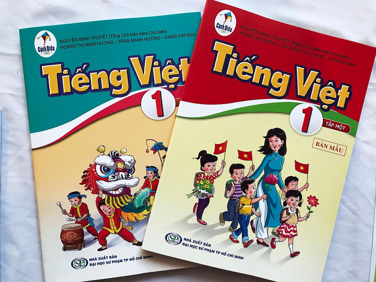 Sách giáo khoa Tiếng Việt 1 phải sửa chữa.  