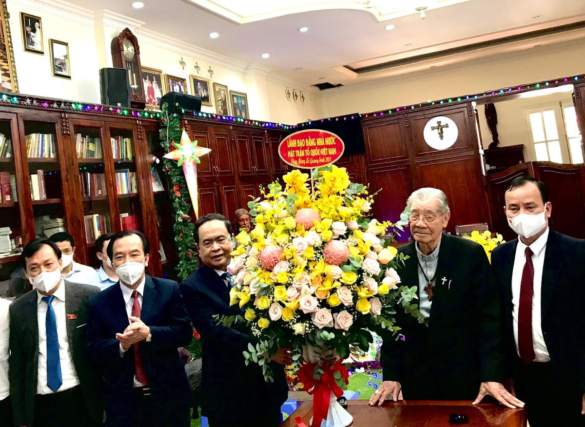 Đoàn công tác chúc mừng Giáng sinh Hồng y Phạm Minh Mẫn.