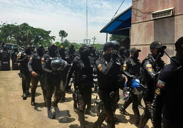 Cảnh sát được huy động sau vụ bạo động tại nhà tù ở Guayaquil, Ecuador, ngày 30/9/2021. (Ảnh: AFP/TTXVN).