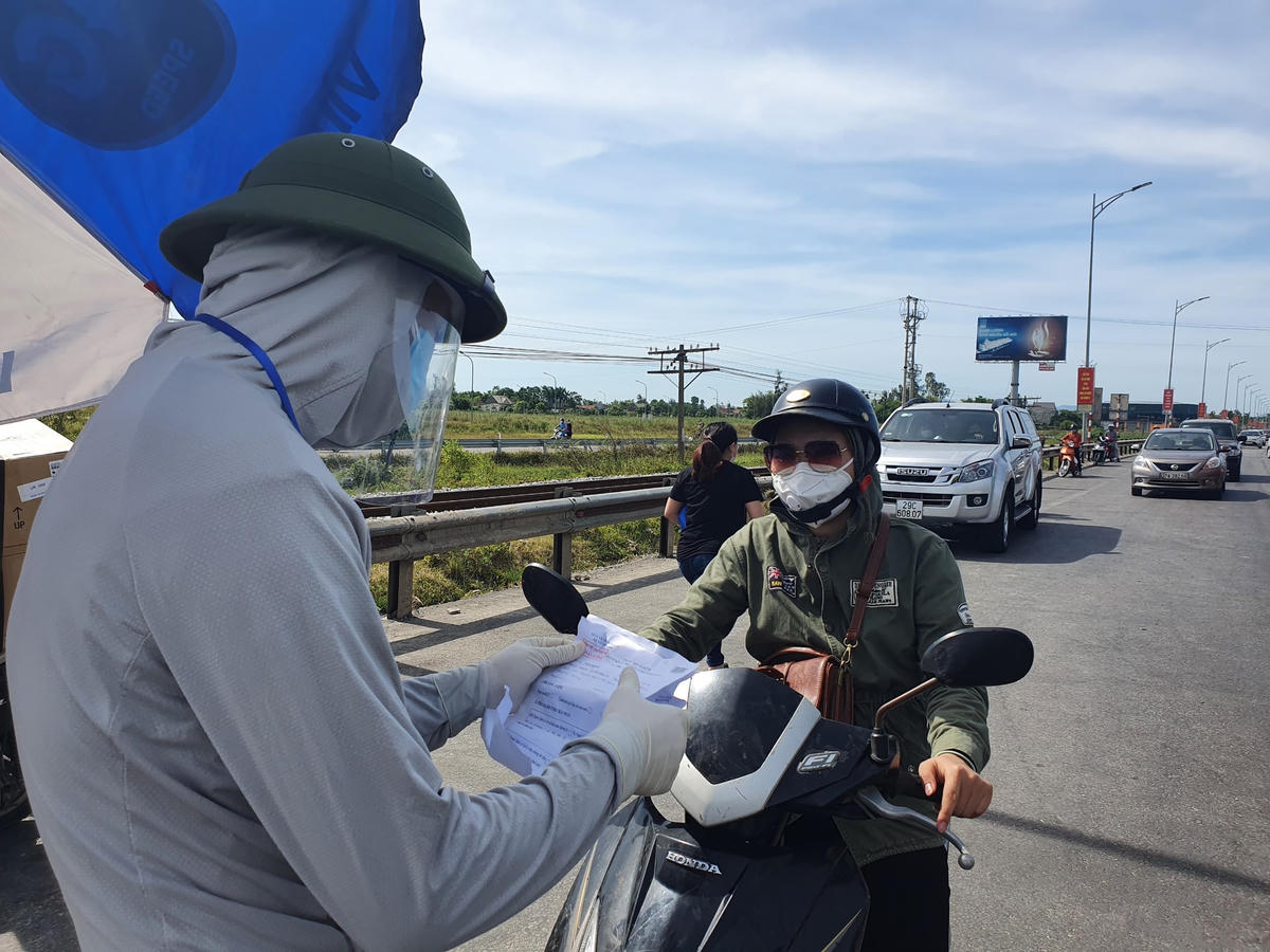 Đồng thời, người dân nội tỉnh khi ra vào TP Vinh không phải xuất trình giấy xét nghiệm âm tính với Covid-19, tuy nhiên phải khai báo y tế và tuân thủ quy định 5K
