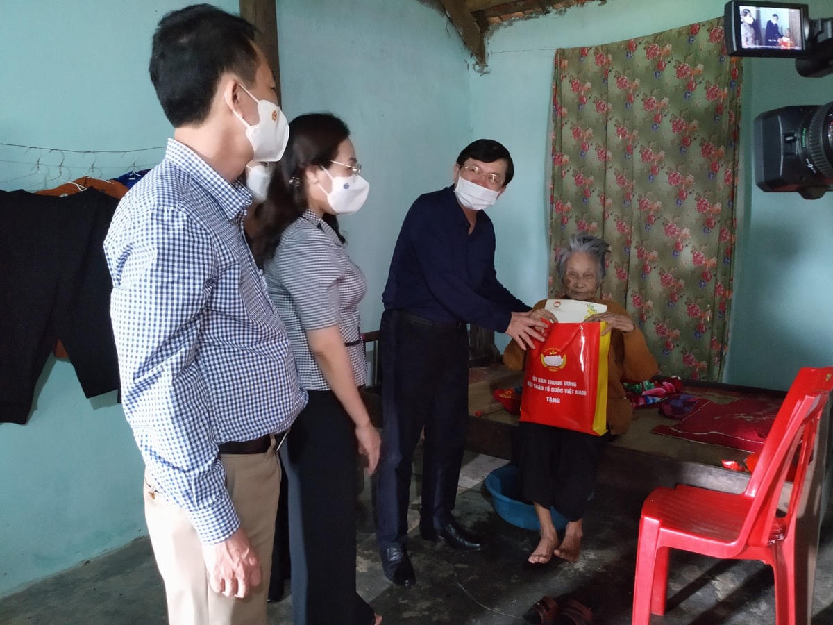 Đoàn đã đến thăm gia đình bà Nguyễn Thị Ân, 86 tuổi ở thôn Thạch Hạ.