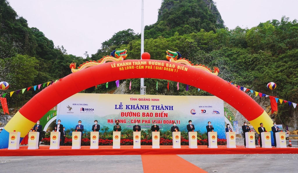 Các đại biểu làm lễ nhấn nút khánh thành công trình đường bao biển nối TP Hạ Long - TP Cẩm Phả (giai đoạn I). Ảnh: QMG.