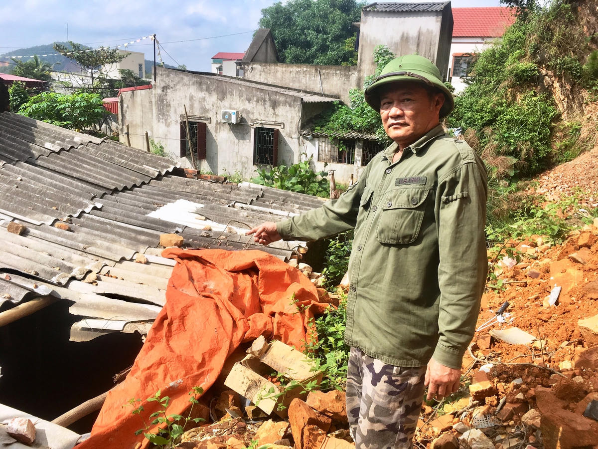 Ông Ngô Tiến Nguyên lo lắng trước nguy cơ sạt lở núi.