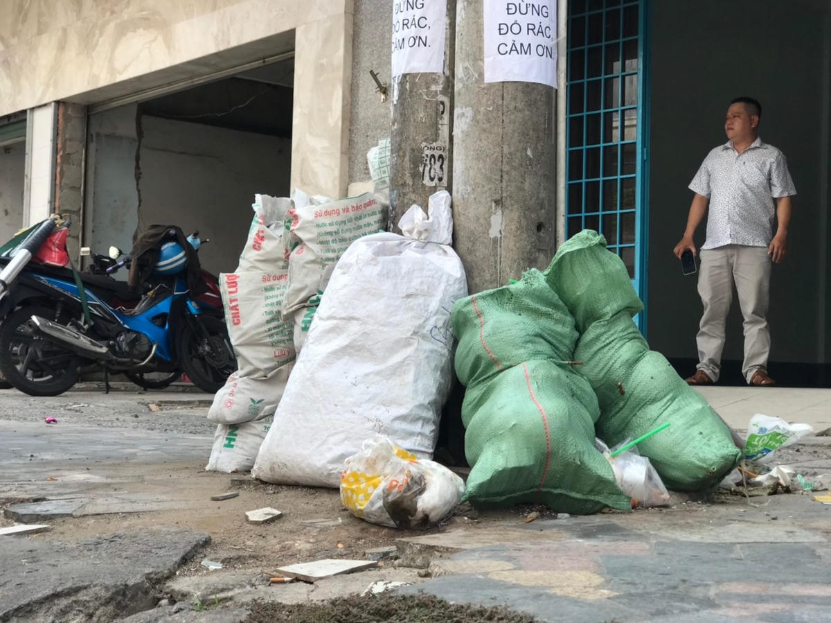 Những túi rác được người dân vô tư tập kết ngay trước cơ quan Thông tấn xã Việt Nam thường trú Đồng Nai (đường 30-4).