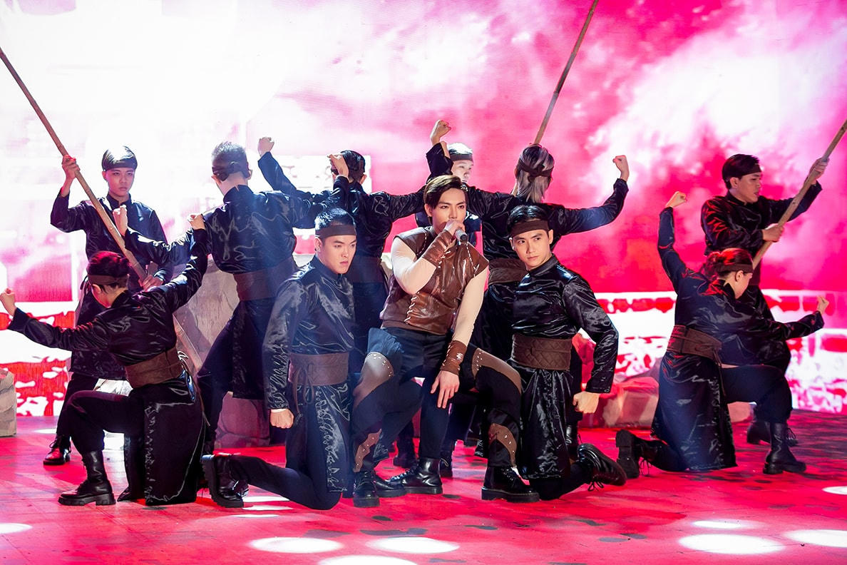 Erik chứng tỏ đẳng cấp với ca khúc Nam quốc sơn hà.