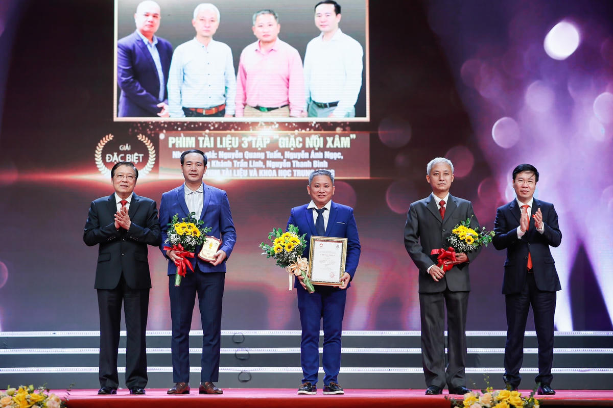 Thường trực Ban Bí thư Võ Văn Thưởng, Trưởng ban Nội chính Trung ương Phan Đình Trạc trao Giải đặc biệt cho các tác giả của phim tài liệu 3 tập "Giặc nội xâm".