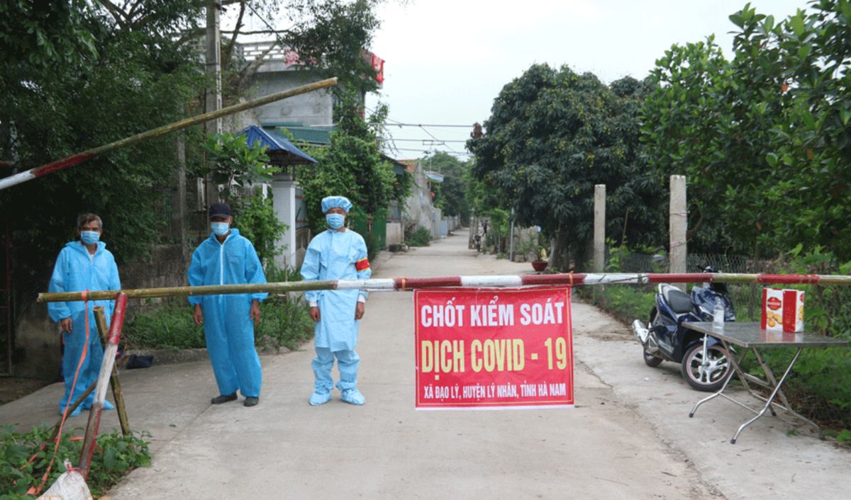 Chốt kiểm dịch đã được lập tại thôn Thọ Lão, sau khi phát hiện các trường hợp dương tính với SARS-CoV-2. Nguồn: Báo Hà Nam.