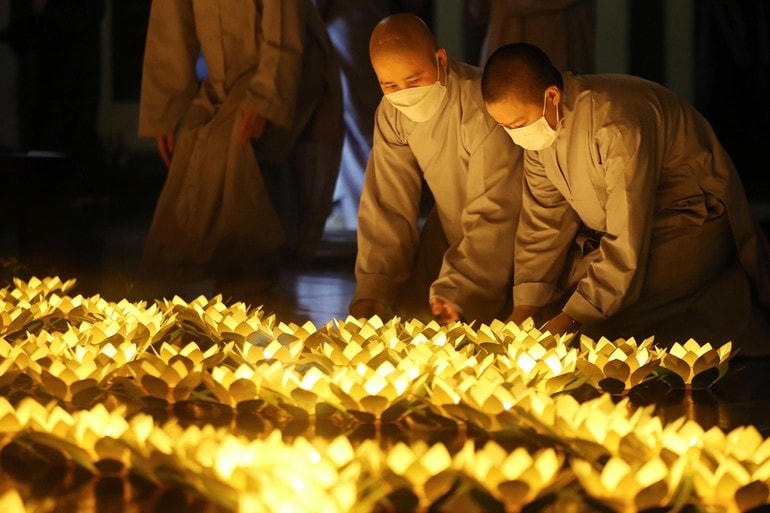 Lễ thắp nến cầu nguyện cho các nạn nhân tử vong vì Covid-19 tại tu viện Khánh An. Ảnh: Trung Nhuận - Khương Duy.