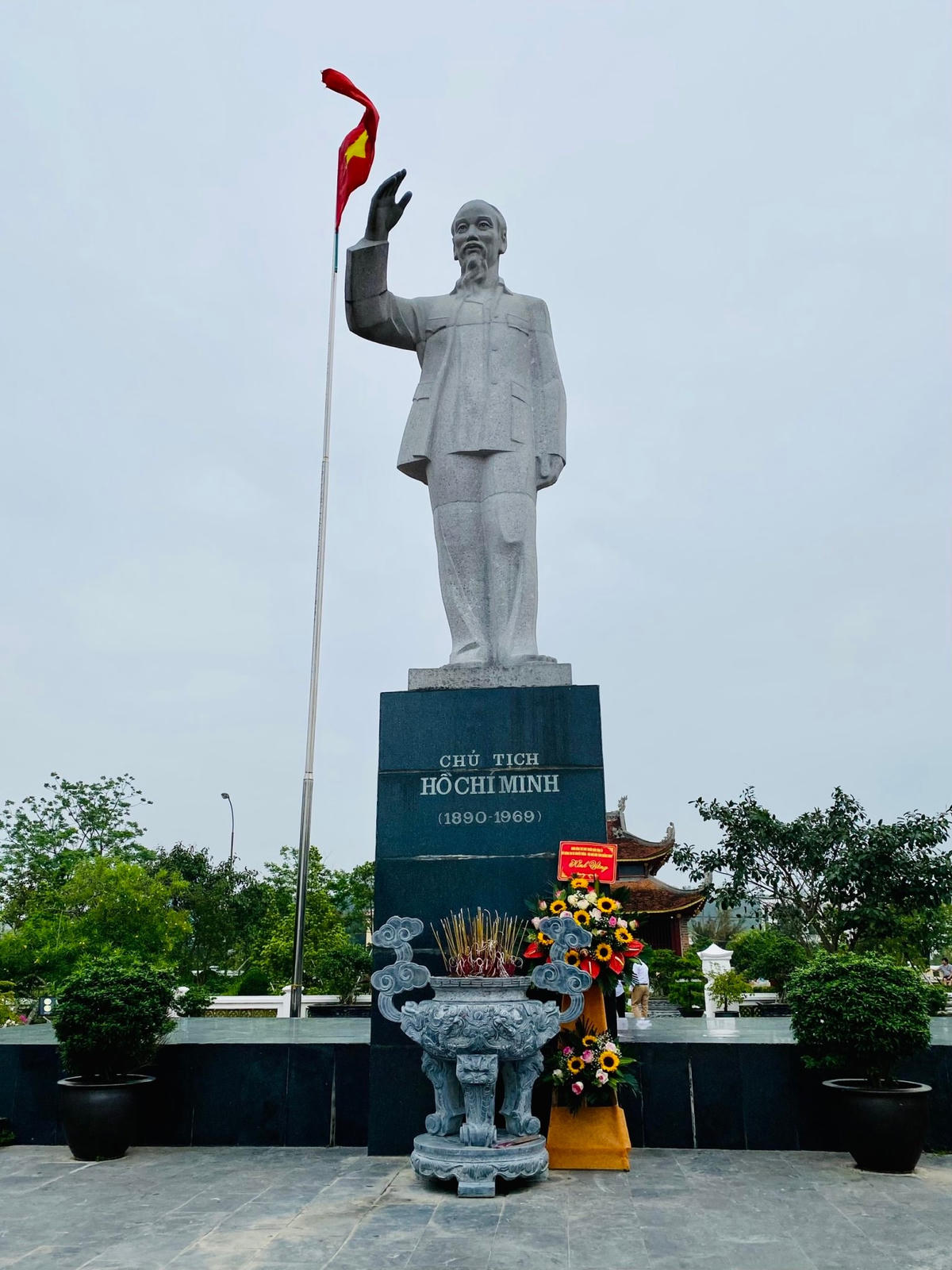 Tượng đài Bác Hồ (Khu lưu niệm Chủ tịch Hồ Chí Minh trên đảo Cô Tô).
