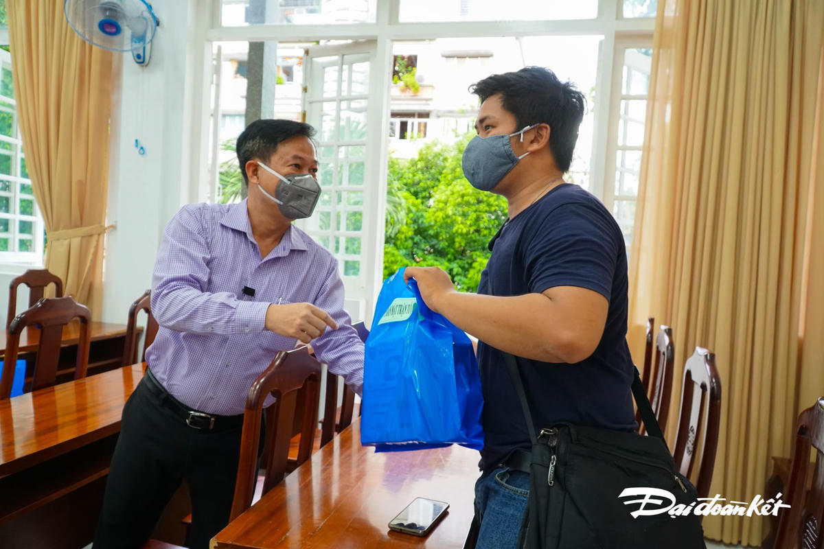 Đại diện MTTQ quận 5 tặng quà động viên cho các cá nhân.