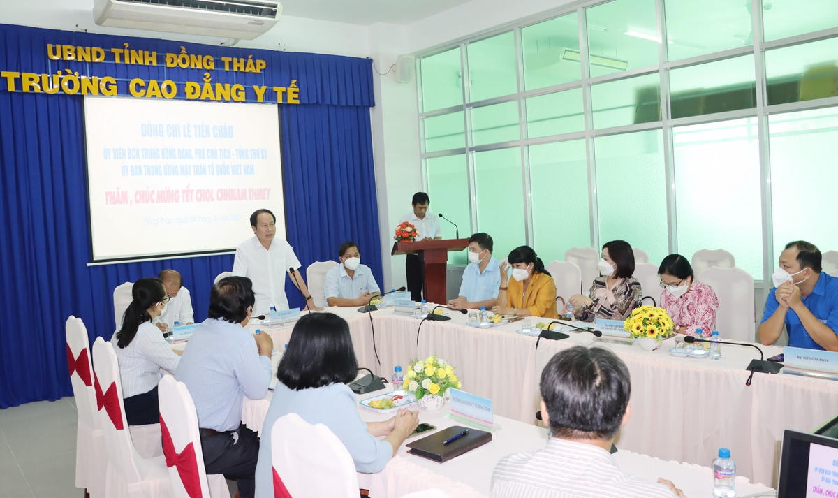 Phó Chủ tịch - Tổng Thư ký Lê Tiến Châu phát biểu tại buổi thăm, hỏi các em lưu học sinh. 