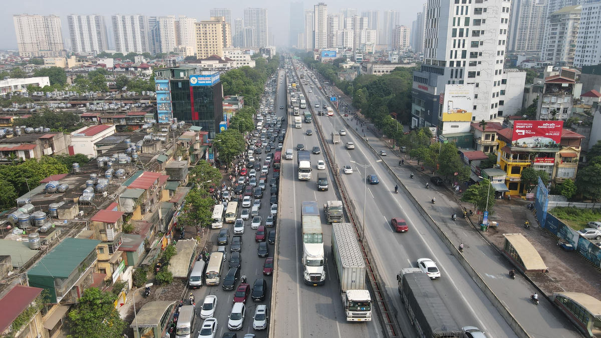 Đường phố Hà Nội 'chật cứng' ngày đầu dịp nghỉ lễ 30-4