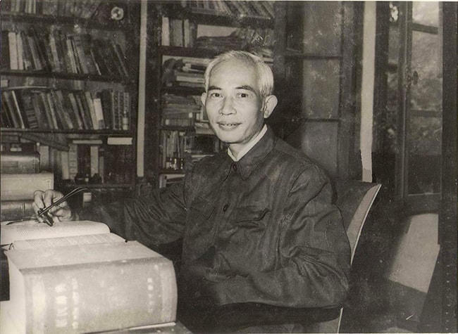 GS Hoàng Xuân Nhị trong phòng làm việc tại nhà riêng. Ảnh tư liệu.