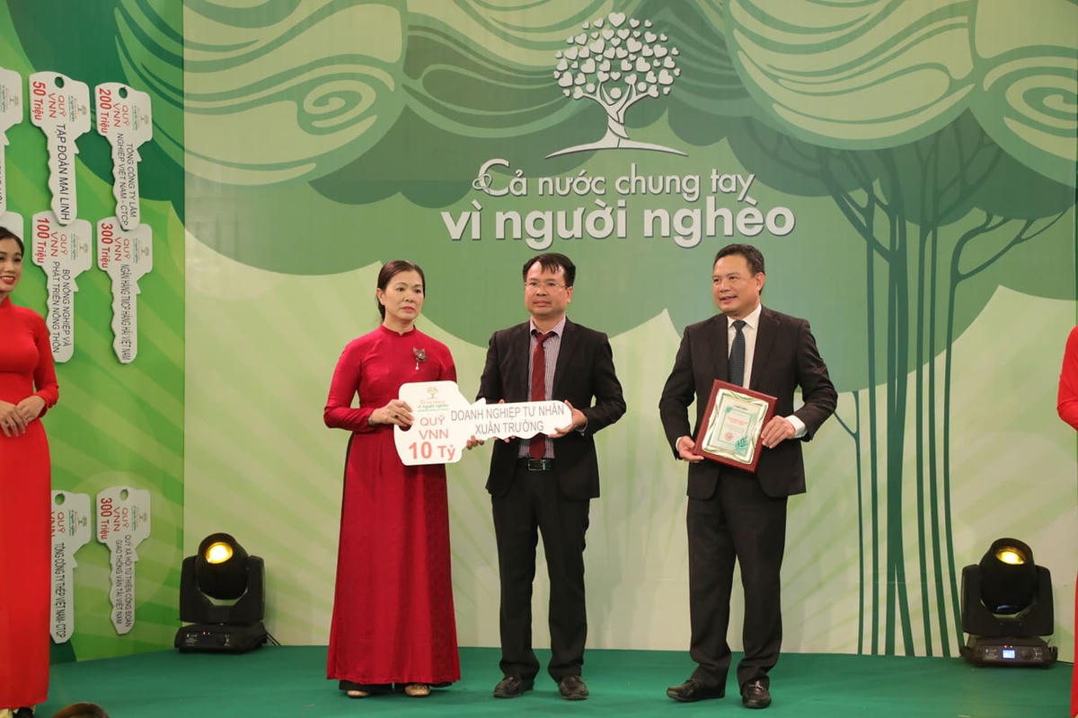 Phó Chủ tịch Trương Thị Ngọc Ánh tiếp nhận ủng hộ từ Doanh nghiệp tư nhân Xuân Trường.