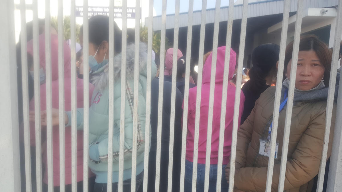 Một nữ công nhân thẫn thờ khi đang phải đối diện với nguy cơ...Tết không có tiền.