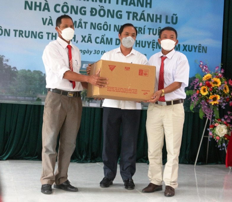 Bí thư Tỉnh ủy Hà Tĩnh Hoàng Trung Dũng tặng nhiều phần quà cho bà con thôn Trung Thành.