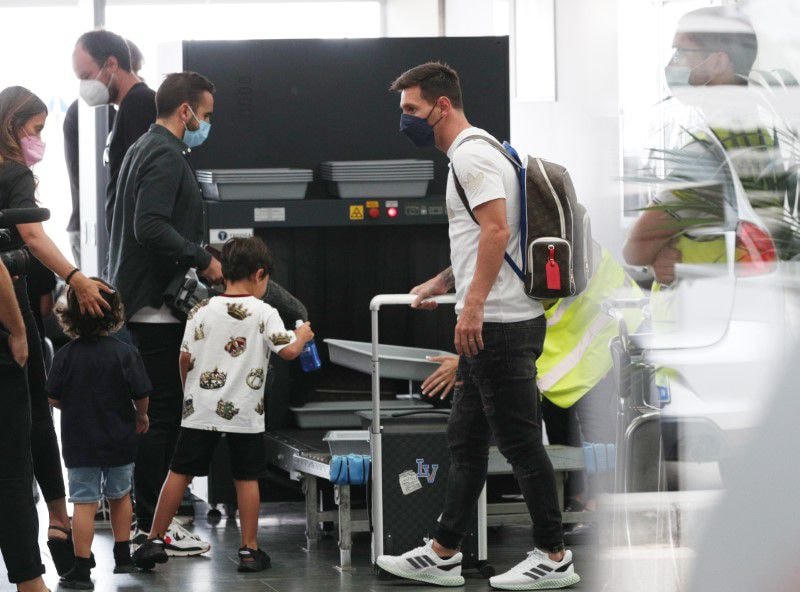 Vợ và các Messi cũng đi cùng sang Pháp. Ảnh: Reuters.