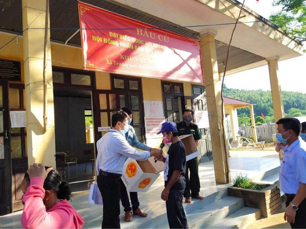 Cử tri kiểm tra hòm phiếu.