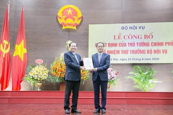 Bộ trưởng Nội vụ Lê Vĩnh Tân trao quyết định bổ nhiệm ông Vũ Chiến Thắng. Ảnh: VNN.