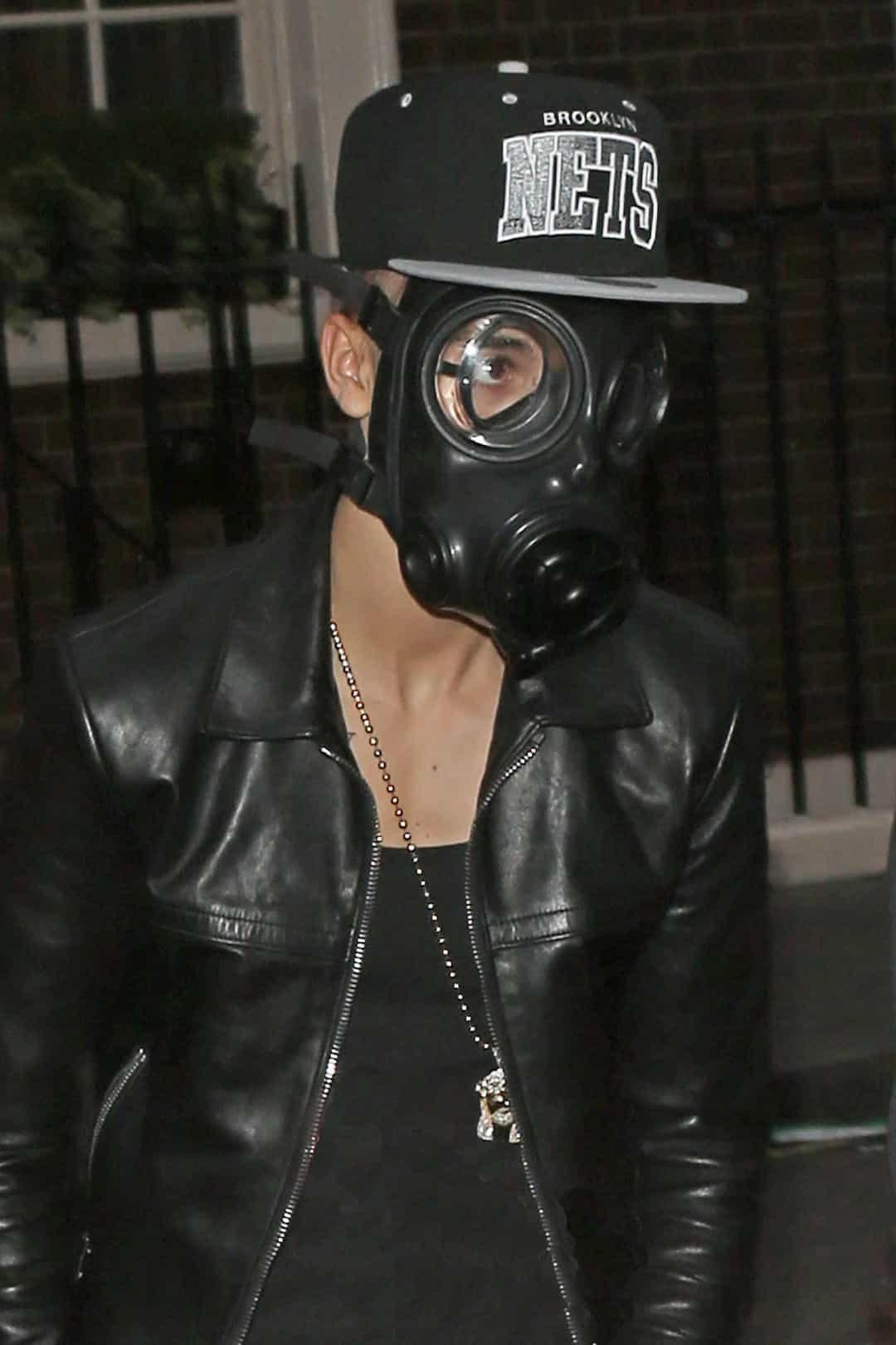 Justin Bieber bị phát hiện đi lang thang khắp London với mặt nạ phòng độc. Đó chắc chắn là một cách hoàn hảo để giấu mặt.  