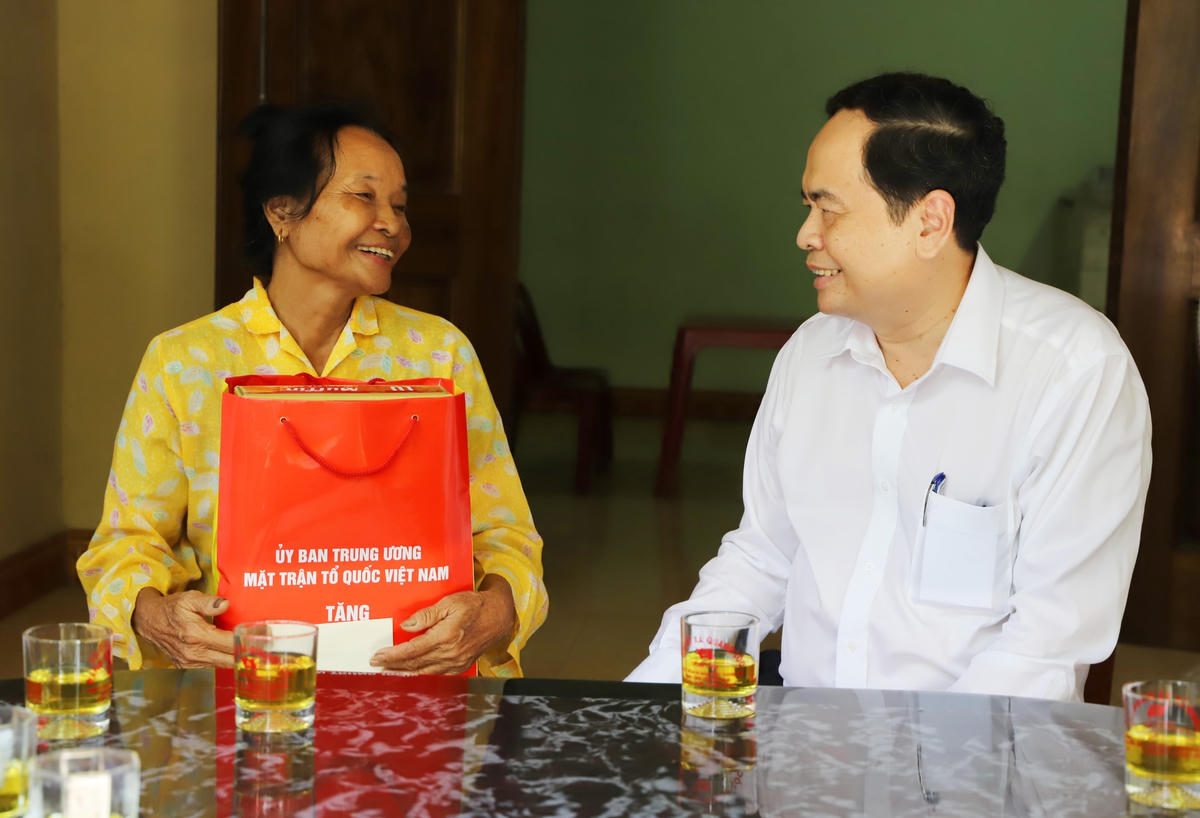 Chủ tịch Trần Thanh Mẫn đến thăm gia đình TNXP Nguyễn Thu Hồng tại Thị trấn Nghèn, huyện Can Lộc.