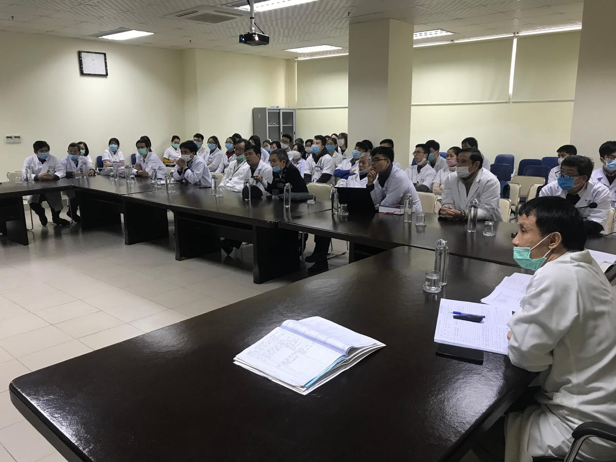 GS.TS Phạm Như Hiệp (phải), Giám đốc bệnh viện Trung ương Huế chủ trì hội chẩn đa chuyên khoa trực tuyến với các chuyên gia phẫu thuật thần kinh, nhi thần kinh…để lựa chọn phương án điều trị tối ưu cho bệnh nhân.