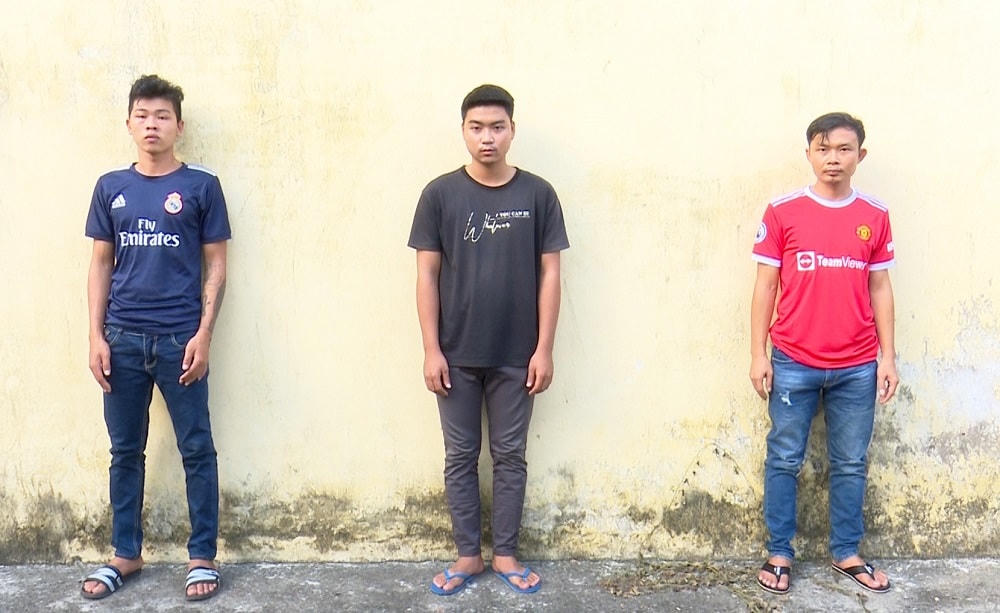 Cơ quan CSĐT Công an huyện Chợ Mới đang tạm giữ hình sự các đối tượng gồm: Duy, Hải và Hậu về hành vi chống người thi hành công vụ. 