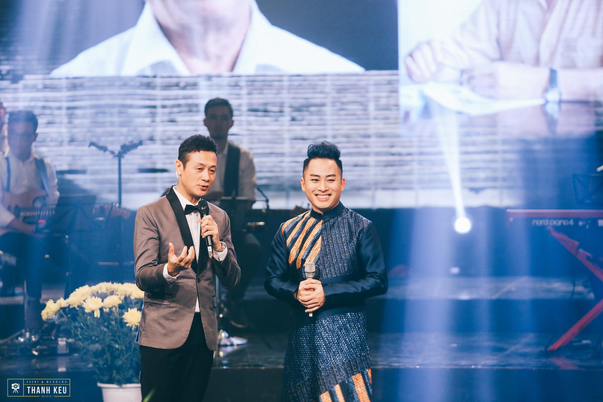 MC Anh Tuấn và ca sĩ Tùng Dương.