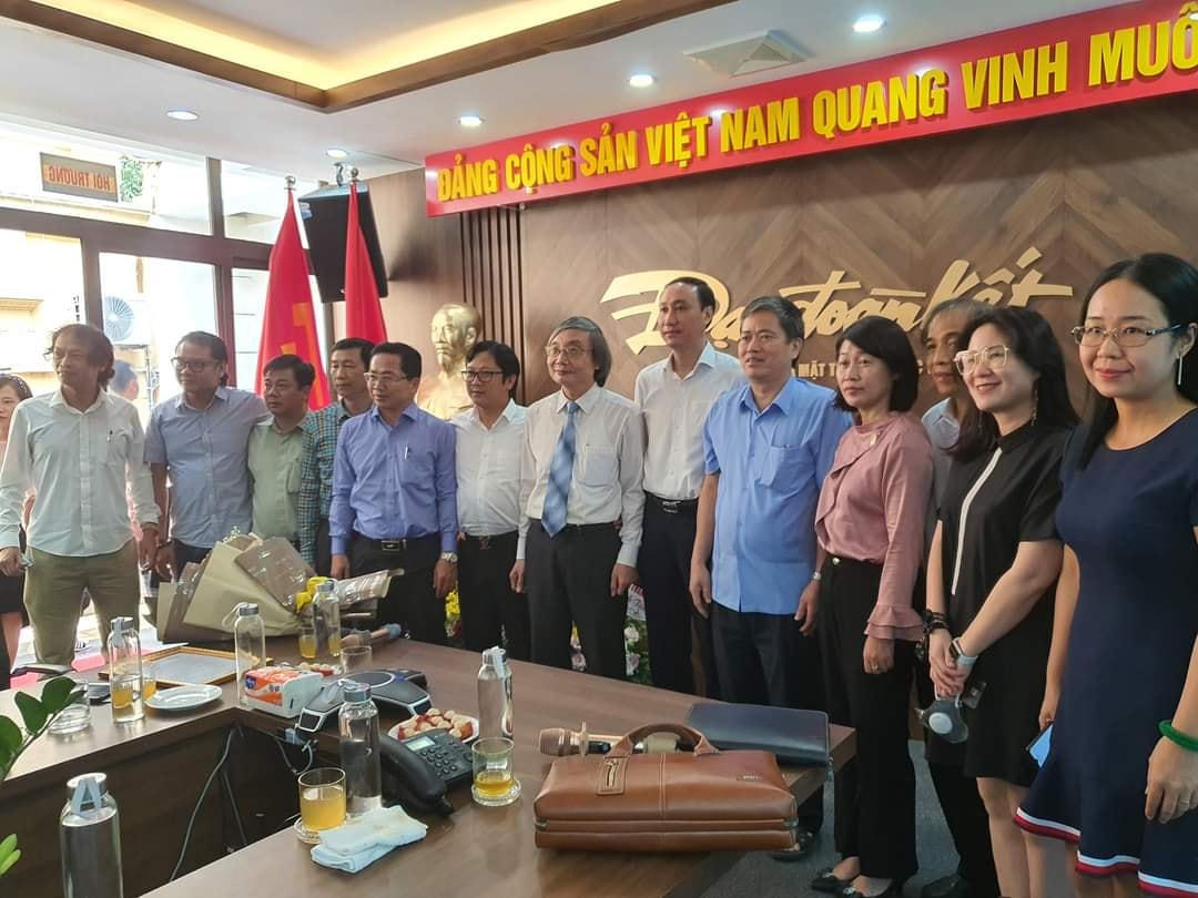 Măt trận trao quyết định công bố cán bộ tại báo Đại Đoàn Kết.
