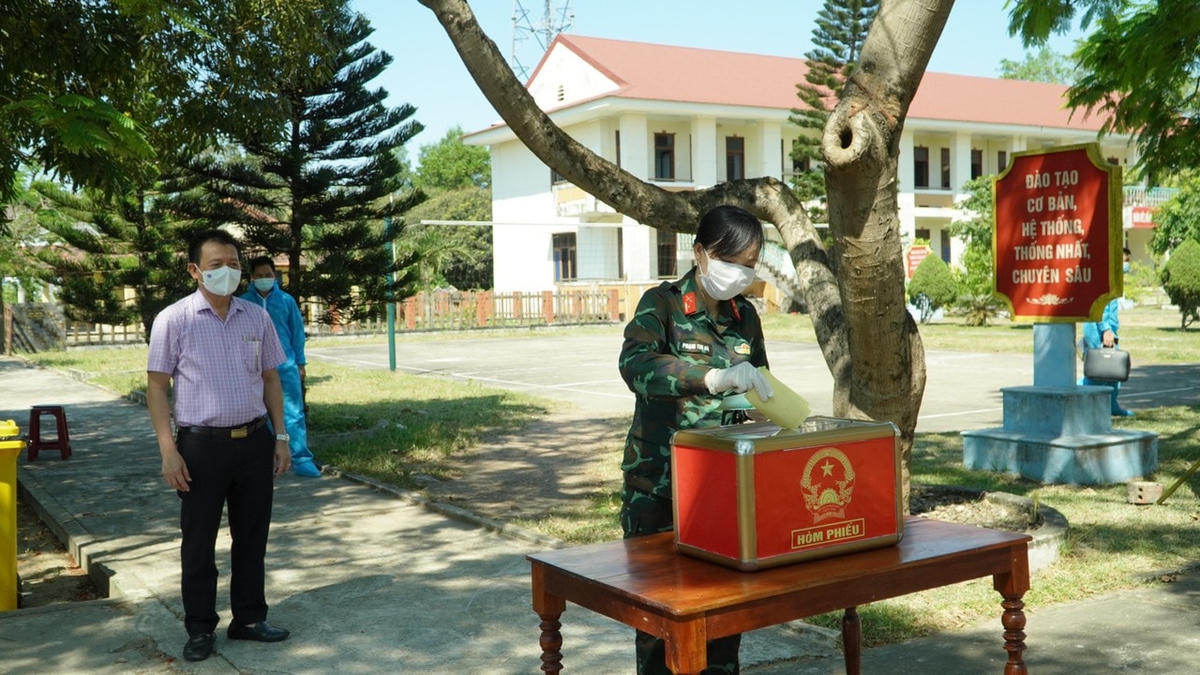 Cán bộ, chiến sĩ tham gia bầu cử.