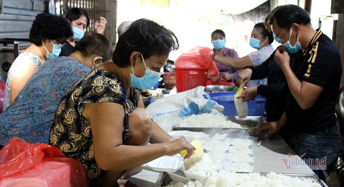 Bà Hạnh bỏ cơm vào hộp, đợi nhân viên của bếp cơm từ thiện đến chở đi phát, gửi tặng cho người nghèo.  