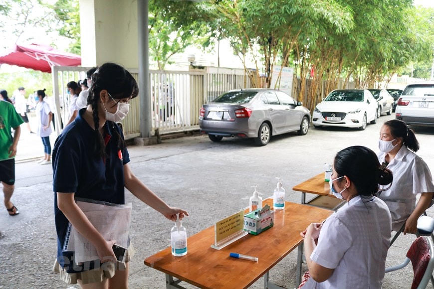 [Ảnh] Thi tốt nghiệp THPT ở nơi có ca nhiễm Covid-19 mới tại Hà Nội