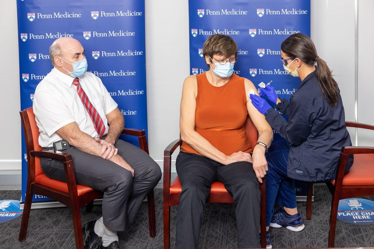 Tiến sĩ Katalin Kariko (giữa) tiêm vaccine Covid-19 công nghệ mRNA. Nguồn: Hungarytoday.