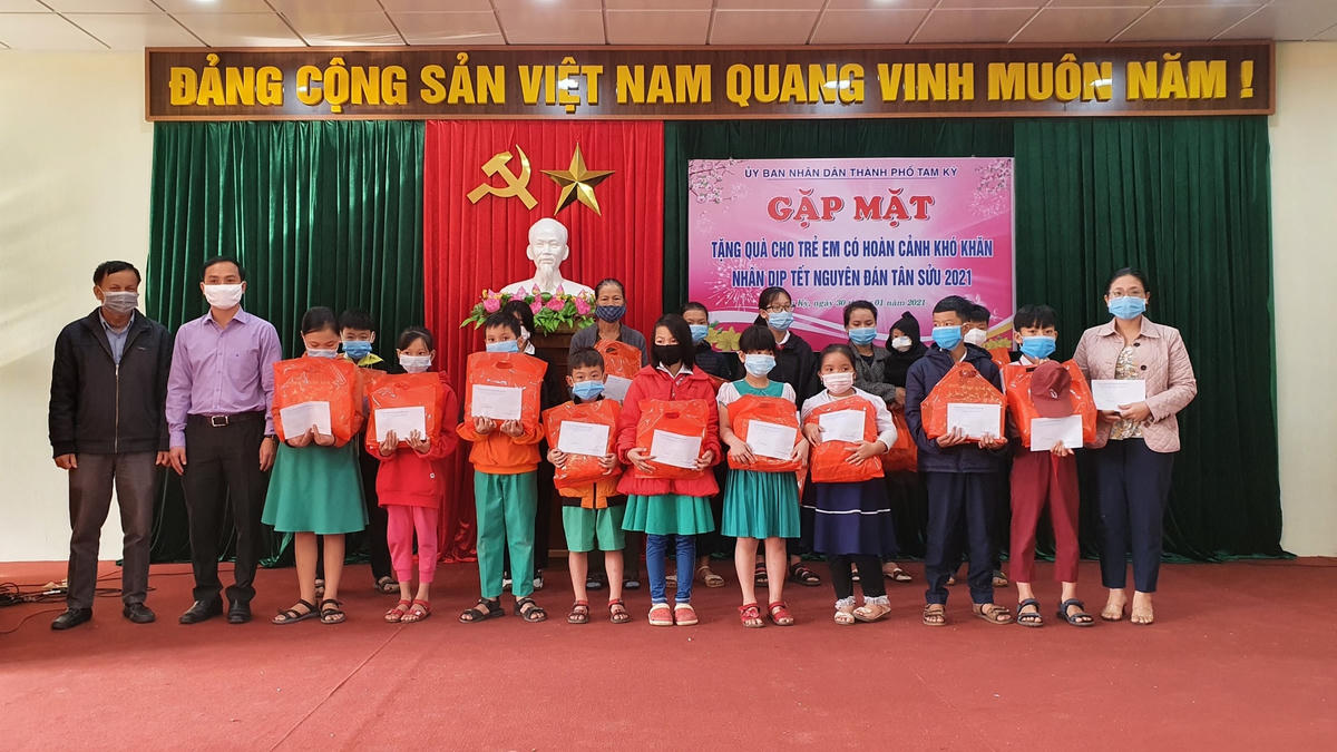 Trao quà cho trẻ em có hoàn cảnh đặc biệt khó khăn.