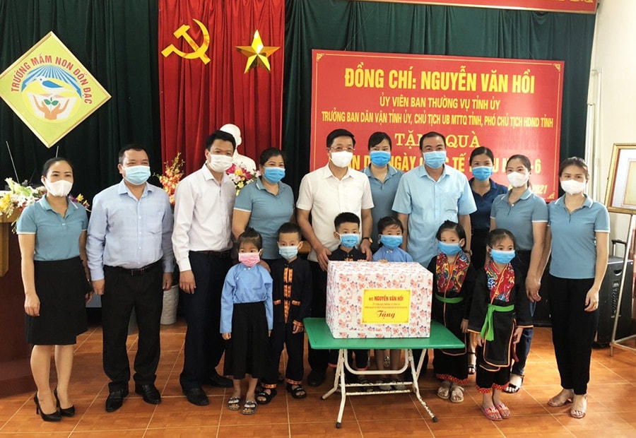 Ông Nguyễn Văn Hồi tặng quà cho cô và trò Trường Mầm non Đồn Đạc.