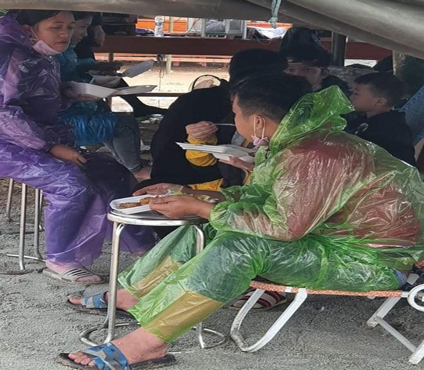 Tại đây, nhiều người tranh thủ ăn vội bữa cơm cũng như tiếp thêm nhiên liệu cho xe máy để tiếp tục hành trình về quê còn nhiều vất vả.