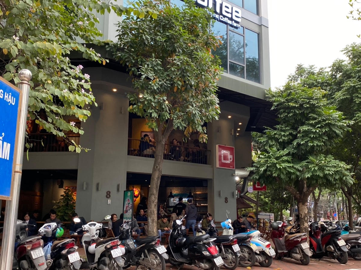 Một quán cafe trên đường Duy Tân không khí rất nhộn nhịp. Ảnh: Lan Anh.
