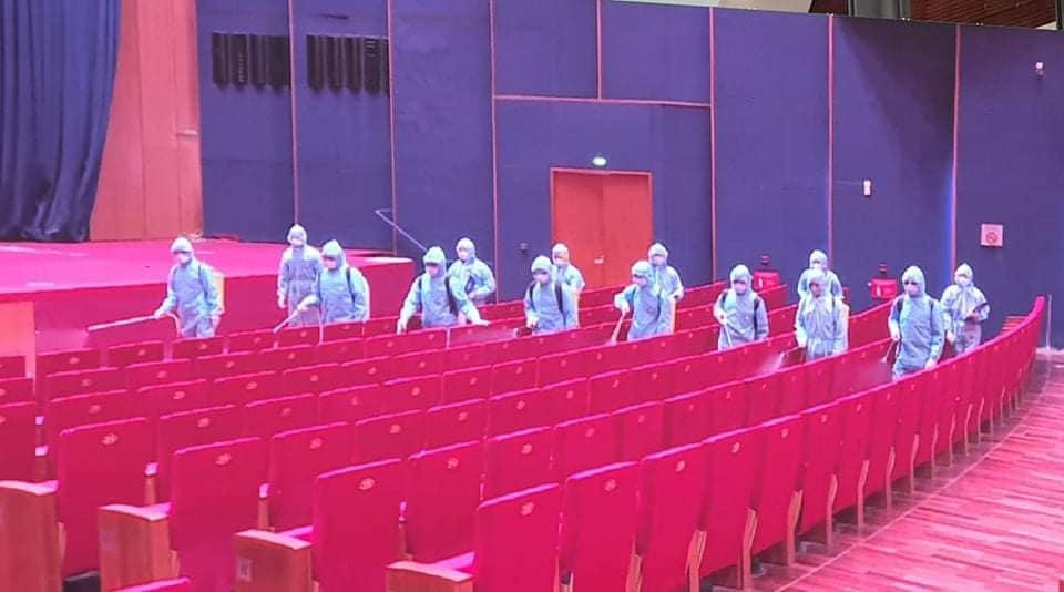 Diễn tập khử khuẩn bên trong hội trường.