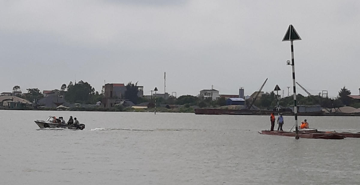 Nam Định: Giữa trưa, cảnh sát môi trường nổ súng bắt 'cát tặc'