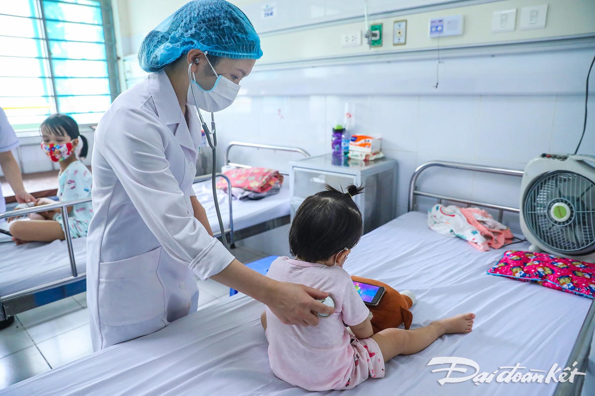 Các bác sĩ Trung tâm Bệnh Nhiệt đới, Bệnh viện Nhi Trung ương điều trị cho trẻ em nội trú. Ảnh: Quang Vinh. 