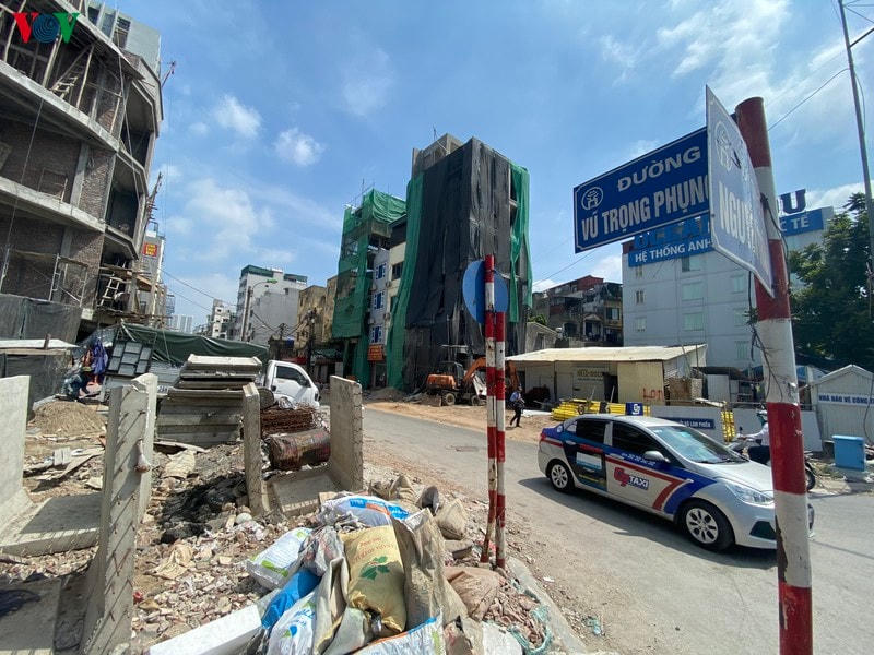 Theo ghi nhận ngày 29/6, ngay khi rẽ vào tuyến đường Vũ Trọng Phụng (quận Thanh Xuân, Hà Nội) đập vào mắt người đi đường là cảnh tượng bụi mịt mù, rác thải ngập ngụa,...