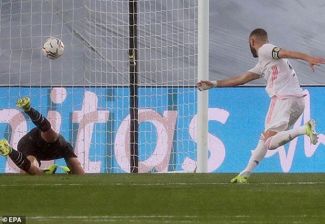 Benzema ấn định chiến thắng 2-0 cho Real Madrid ở phút 73.