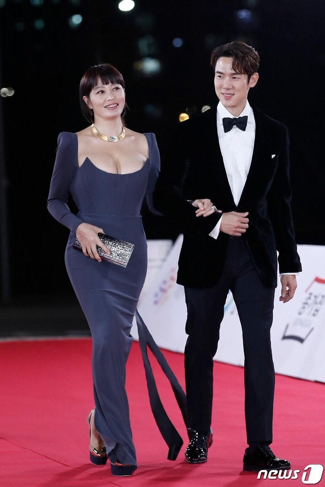 Kim Hye Soo thu hút mọi ánh nhìn khi tham dự lễ trao giải Rồng Xanh 2021, tháng 11/2021.