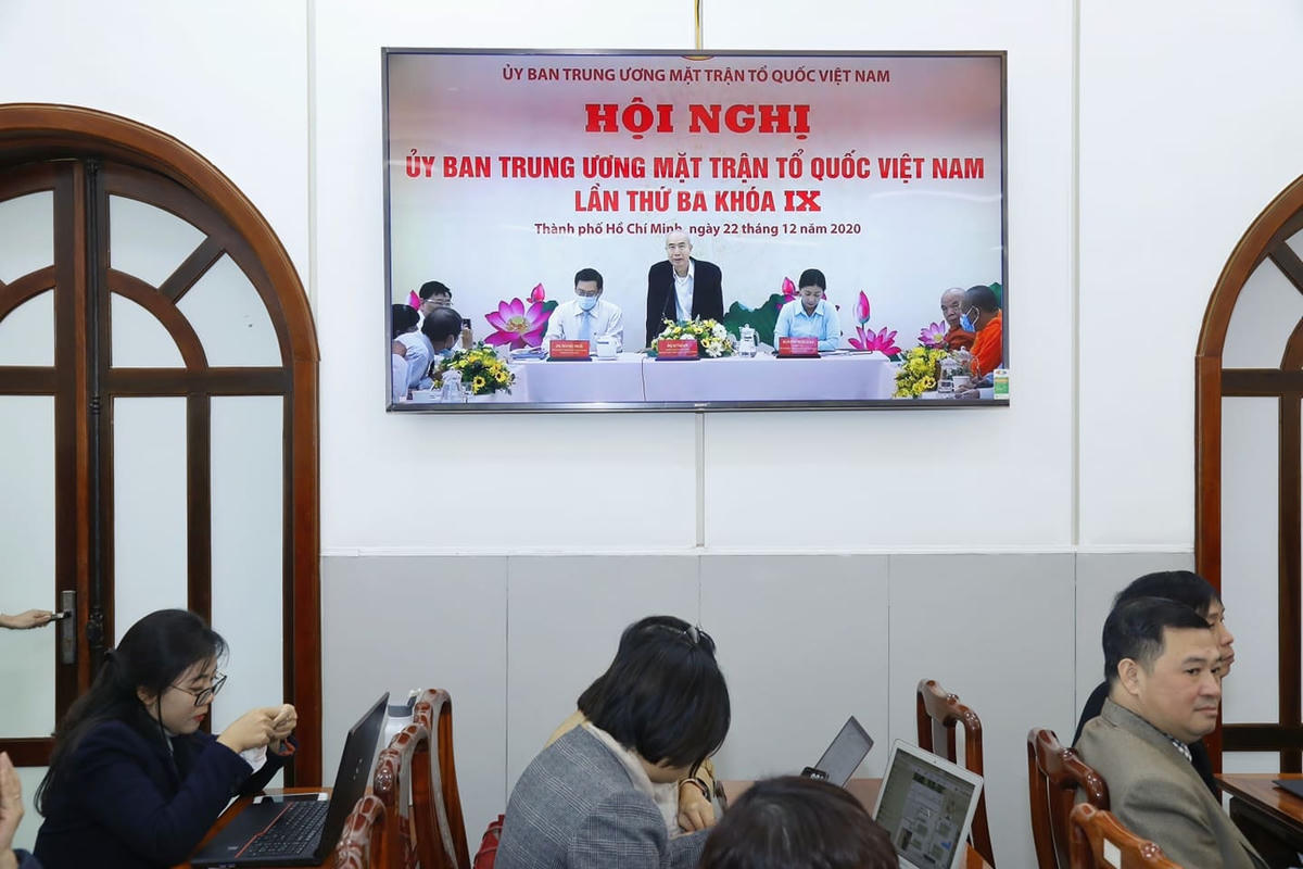 Ông Huỳnh Đảm, nguyên Chủ tịch UBTƯ MTTQ Việt Nam phát biểu tại Hội nghị qua màn hình trực tuyến. Ảnh: Quang Vinh.