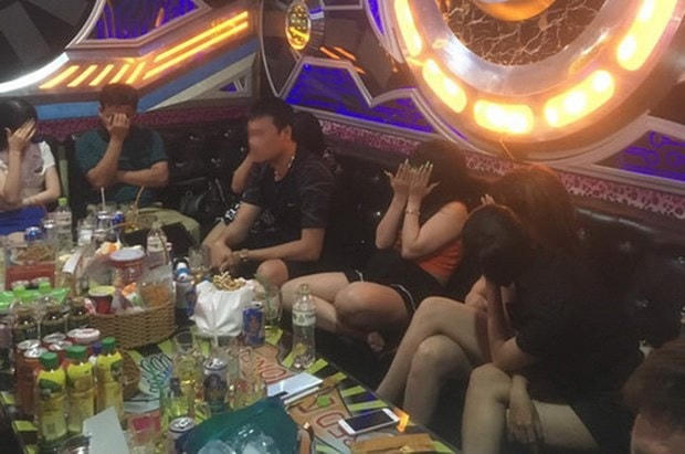Trong một phòng hát karaoke thời điểm công an kiểm tra. Nguồn: congan.com.vn.